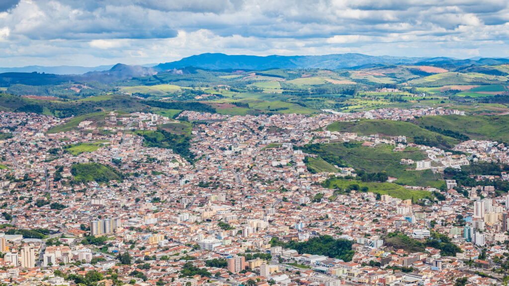 Poços de Caldas, Minas Gerais - Quem busca uma cidade termal de montanha encontra em Minas um lugar erguido sobre uma antiga caldeira vulcânica, com águas, serra e clima leve