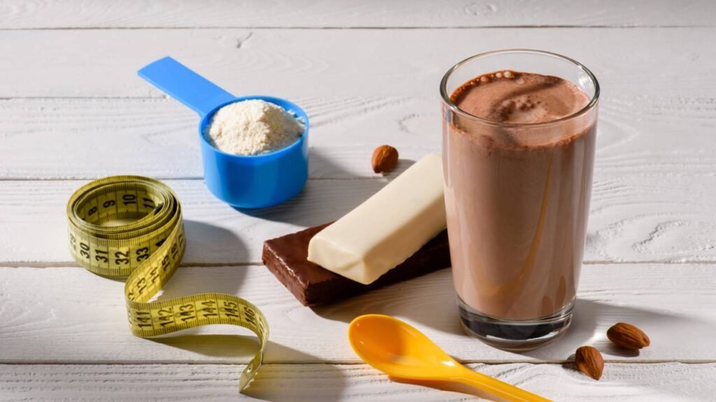 Creatina ou proteína, qual é mais eficaz para ganhar força e acelerar a recuperação após os 50 anos?