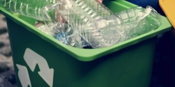 Transforme garrafas plásticas em enfeites natalinos cheios de significado