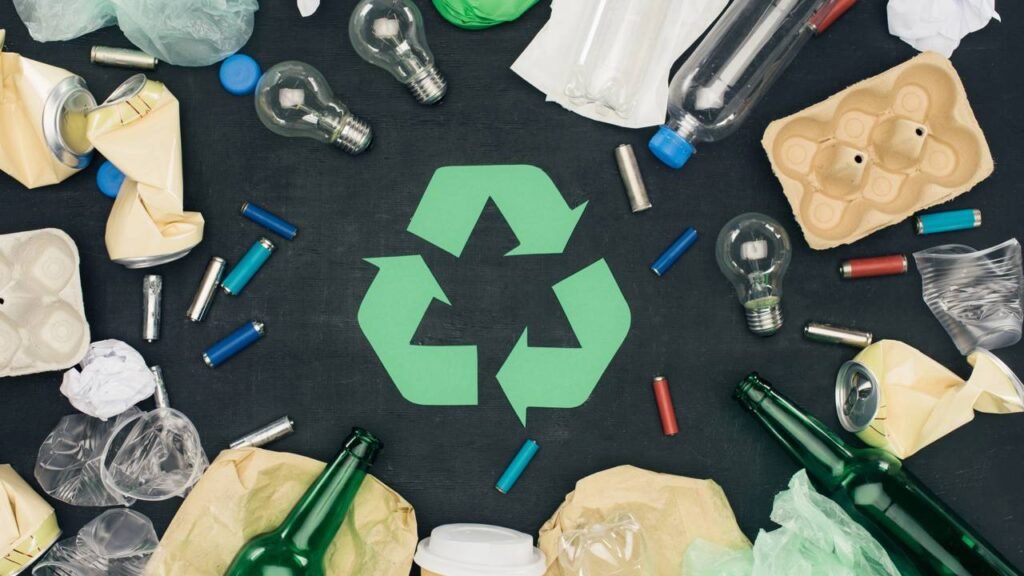 Transforme garrafas plásticas em enfeites natalinos cheios de significado