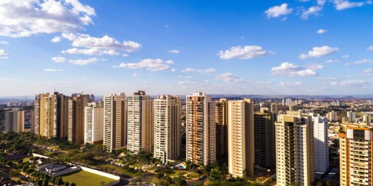 A cidade de Ribeirão Preto é conhecida como a “Califórnia Brasileira” por seu desenvolvimento // Créditos: depositphotos.com / gustavofrazao
