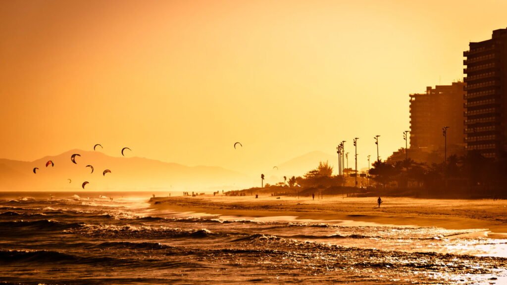 Esse destino da Região dos Lagos entrega praias tranquilas, história escondida e comida boa sem exagero no preço