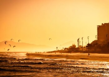 Esse destino da Região dos Lagos entrega praias tranquilas, história escondida e comida boa sem exagero no preço