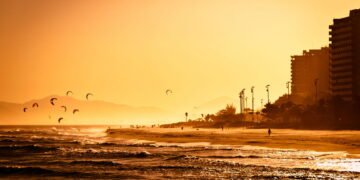 Esse destino da Região dos Lagos entrega praias tranquilas, história escondida e comida boa sem exagero no preço