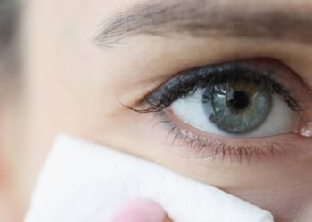 Como desinchar o rosto em casa com apenas uma colher e óleo de bebê