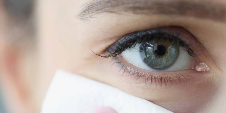 Como desinchar o rosto em casa com apenas uma colher e óleo de bebê