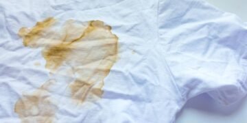 Como recuperar roupas brancas amareladas guardadas há anos