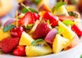 Salada de frutas com calda quente de laranja surpreende no sabor e perfume