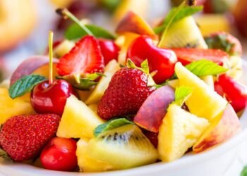 Salada de frutas com calda quente de laranja surpreende no sabor e perfume