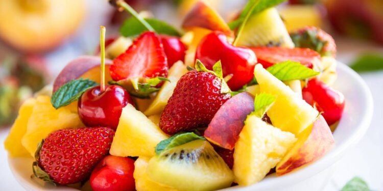 Salada de frutas com calda quente de laranja surpreende no sabor e perfume