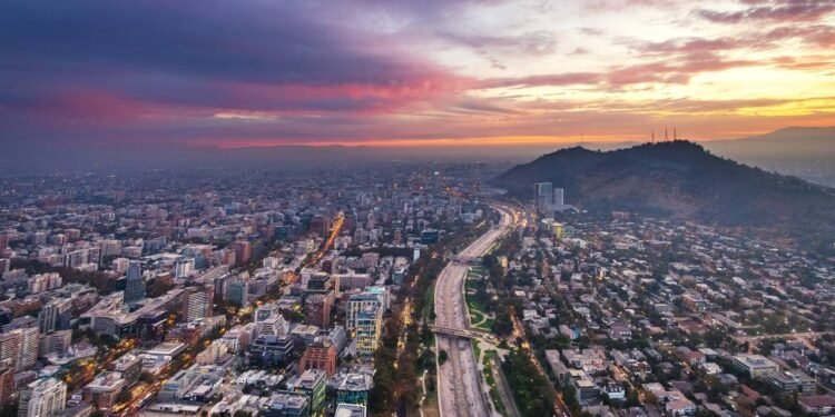 Santiago combina clima agradável, cultura vibrante e cenário andino marcante // Créditos: depositphotos.com / diegograndi