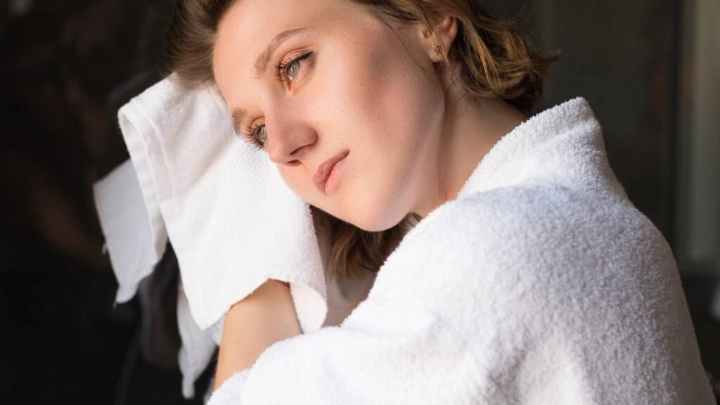 Passei anos brigando com o frizz até descobrir que secava o cabelo do jeito errado