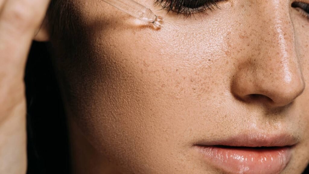 O melhor sérum para pele seca após os 40 que não pesa e hidrata de verdade