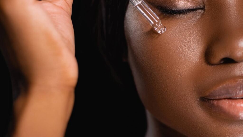 O melhor sérum para pele seca após os 40 que não pesa e hidrata de verdade