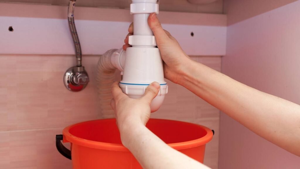 Ela tentou acabar com o mau cheiro e quase causou um desastre no encanamento