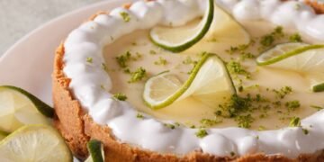 Torta gelada de limão que fica firme e refrescante mesmo no calor