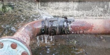 O teste de 10 segundos que revela se sua casa tá vazando água sem você saber