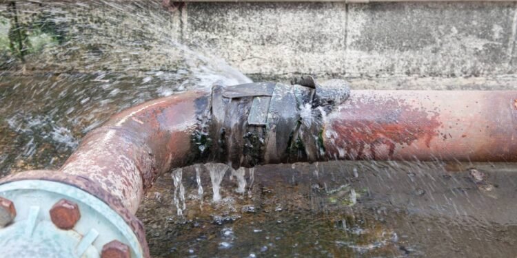 O teste de 10 segundos que revela se sua casa tá vazando água sem você saber