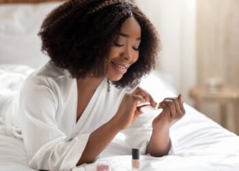 Paleta de cores de esmalte que realça a beleza de pele morena