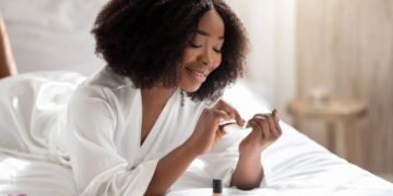 Paleta de cores de esmalte que realça a beleza de pele morena