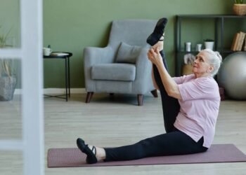 Alongamento diário para cuidar da lombar e manter a mobilidade após os 50 anos