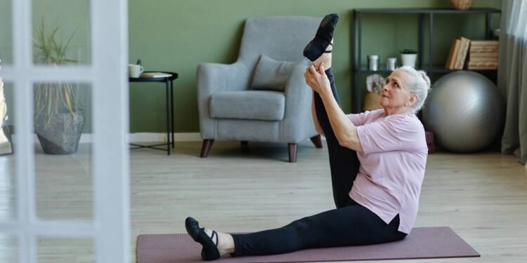 Entre as diferentes formas de cuidar da coluna, o alongamento tem ganhado destaque por ser simples - Créditos: depositphotos.com / SeventyFour