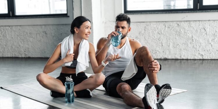 Beber água antes, durante e após atividades físicas - Créditos: depositphotos.com / VitalikRadko
