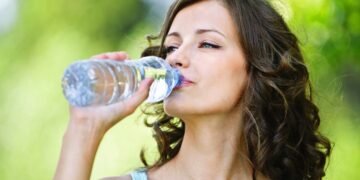 Sinais visíveis na sua pele que indicam que seu organismo está pedindo água