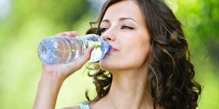 Quando a quantidade de água ingerida é insuficiente, o organismo prioriza funções vitais - Créditos: depositphotos.com / BestPhotoStudio