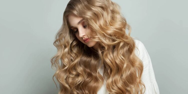 Se o loiro já chega na praia fragilizado por químicas e calor de secador ou chapinha, - Se o loiro já chega na praia fragilizado por químicas e calor de secador ou chapinha,