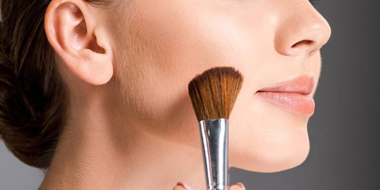 Para conseguir o efeito de blush natural, a aplicação é suave e bem esfumada - Créditos: depositphotos.com / IgorVetushko