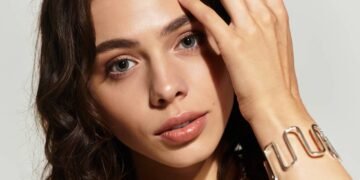 O detalhe de metal que transforma qualquer look básico em algo poderoso em 2025