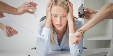 O que significa a síndrome de burnout no trabalho e como ela é reconhecida, segundo a ciência