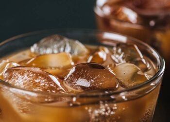 Não desperdice o café de ontem e faça isso com ele