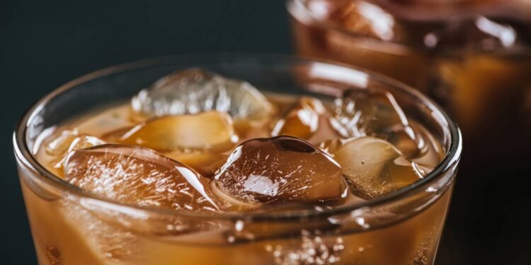 Não desperdice o café de ontem e faça isso com ele