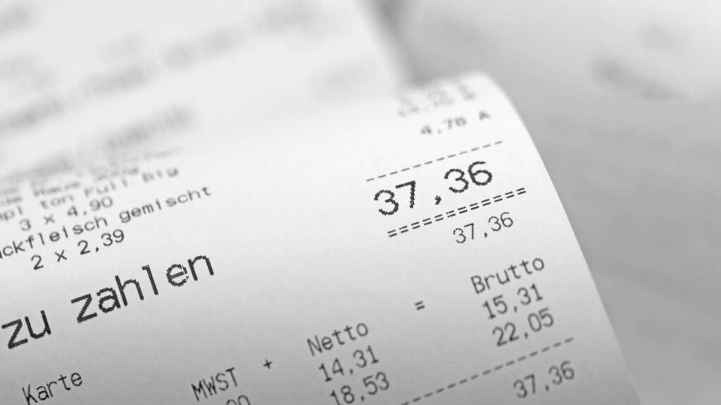 Ignorar o comprovante pode custar caro no cartão