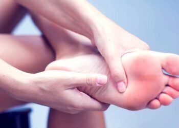 Por que seus pés racham e como resolver isso com cuidados simples