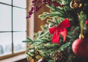 Decoração de Natal 2025, saiba como usar o tom Champanhe para uma mesa sofisticada