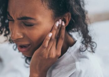 Por que o ouvido dói em viagens? Saiba como prevenir