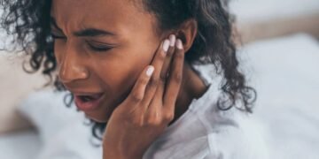 Por que o ouvido dói em viagens? Saiba como prevenir