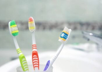 O verdadeiro motivo das cerdas coloridas na escova de dentes