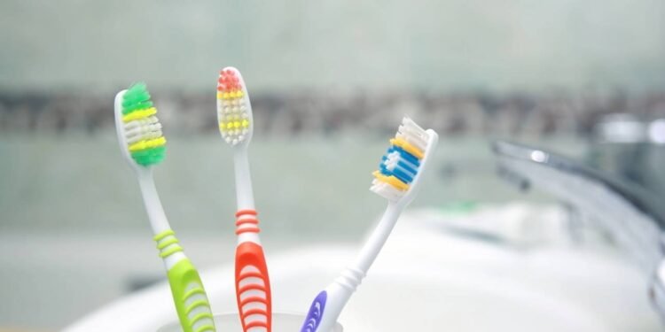 O verdadeiro motivo das cerdas coloridas na escova de dentes