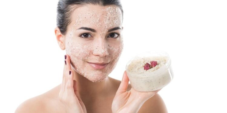 No verão, a pele fica mais exposta ao sol, ao suor, ao cloro e à água do mar, e por isso a esfoliação facial e corporal ganha destaque nos cuidados diários - Créditos: depositphotos.com / EdZbarzhyvetsky