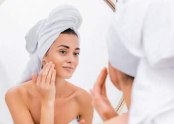 Pele descascando? Veja por que você nunca deve esfoliar o rosto queimado de sol