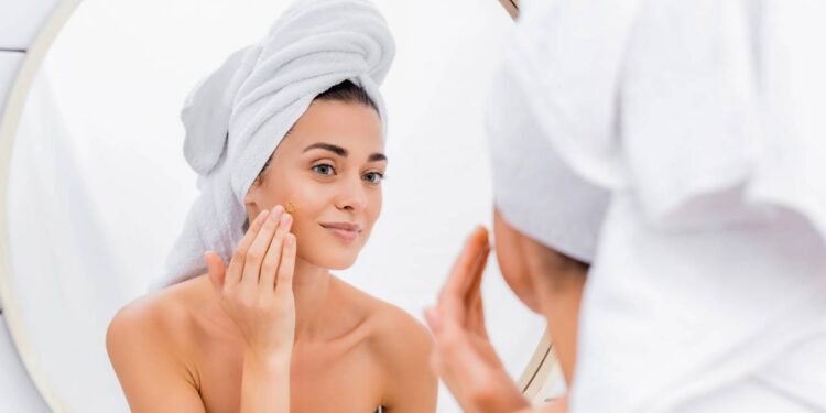 O horário também faz diferença. A esfoliação no verão geralmente é melhor tolerada à noite, quando não há exposição imediata ao sol - Créditos: depositphotos.com / AndrewLozovyi