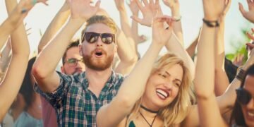 Vai derreter na festa? As cores que disfarçam o suor e refrescam o look