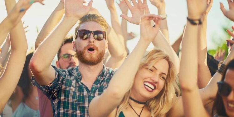 Você já ficou em dúvida em frente ao guarda-roupa pensando que cor combina mais com uma festa ao ar livre no calor do Brasil - Créditos: depositphotos.com / chika_milan