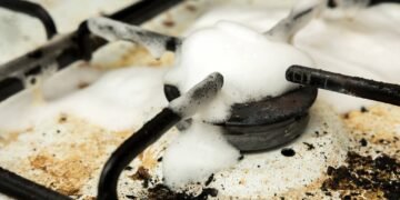 Nunca mais perdi tempo esfregando as bocas do fogão depois de aprender a fazer essa mistura