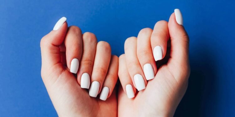 Você já percebeu como uma simples mudança no formato das unhas pode transformar a sensação das suas mãos no dia a dia? - Créditos: depositphotos.com / stockmylife1234567@gmail.com