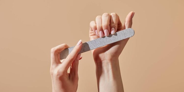 Definir o formato de unha ideal para o fim de ano começa observando o formato natural - Créditos: depositphotos.com / AntonMatyukha